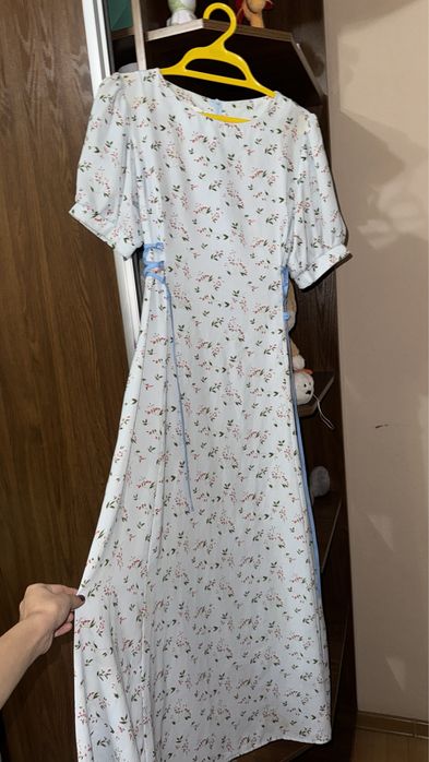 синее платье с цветами