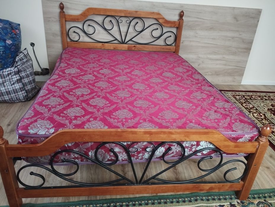 Продам Кровать с матрасом