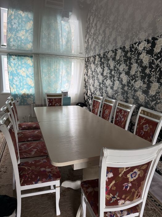 Продаеться стол с 12 стулями