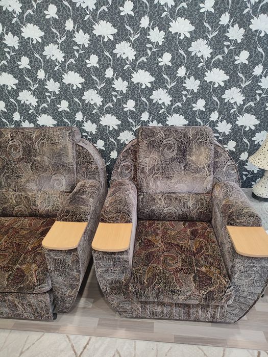 Продам угловой диван с креслом