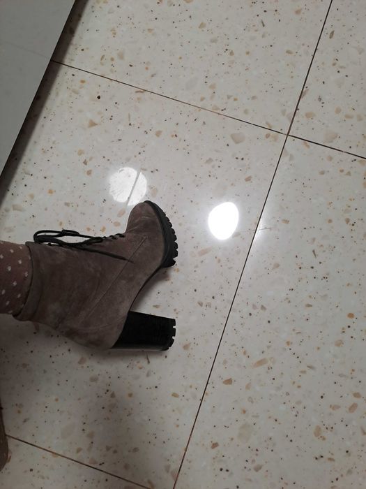 Vand ghete piele foarte comode