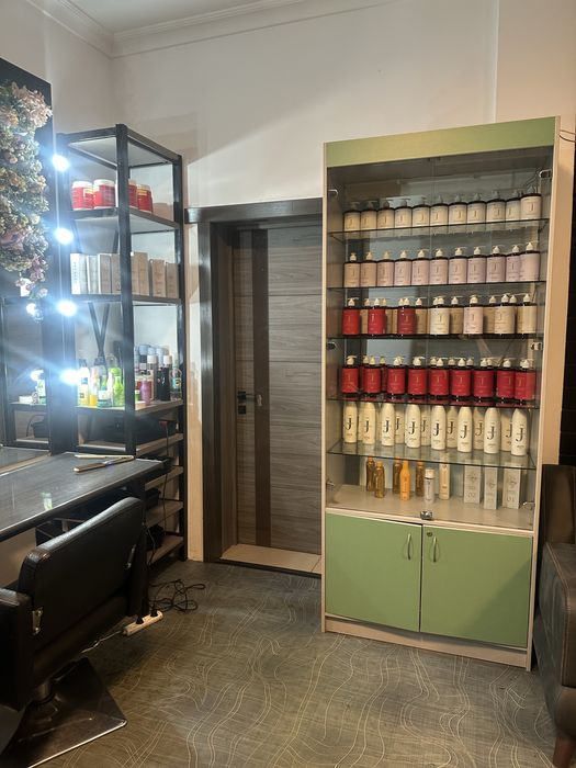 Витрина , шкаф для салона и аптек