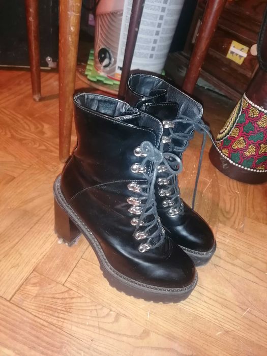 Дамски лачени боти