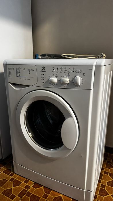 Машинка стиральная indesit