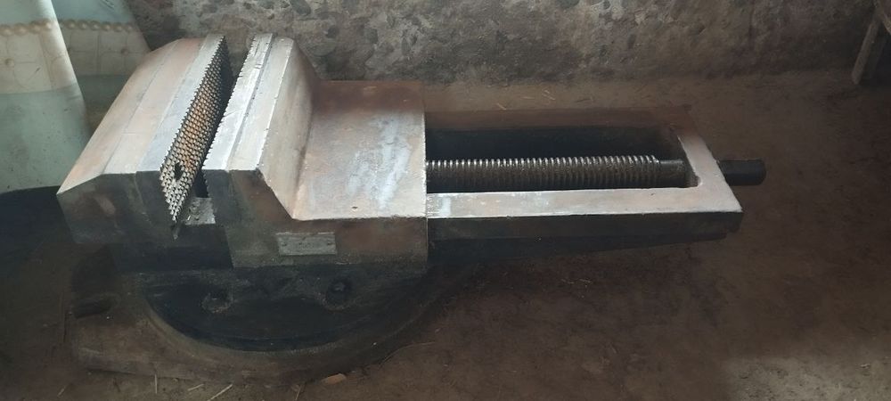 Tiski тиски sotiladi,  360 °  gradus aylanadi sastayani alo darajada.