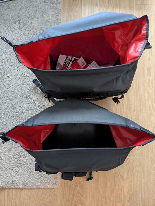 Vand doua genti motocicleta Enduristan Monsoon 3 in stare foarte buna