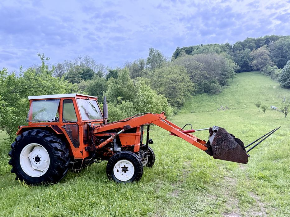 Încarcator frontal pt tractor fiat 640 ,600, 550 cu furcă si cupă