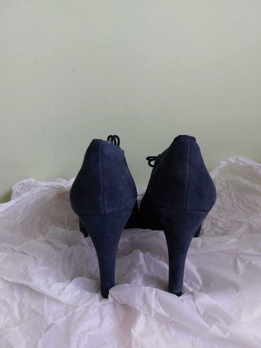 Затворени обукви на висок ток от син велур