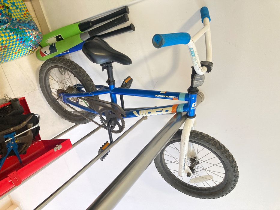 Детско колело (16"), с помощни колела и каска: Diamondback Junior Viper 16" BMX (16 цола)