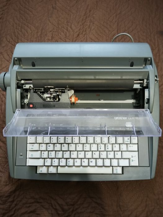 Продавам отлично работеща пишеща машина