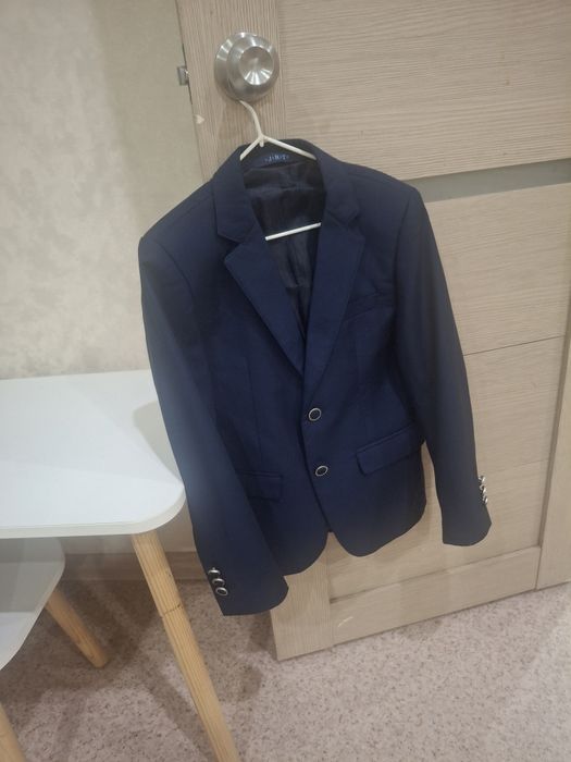 Продам школьные костюмы