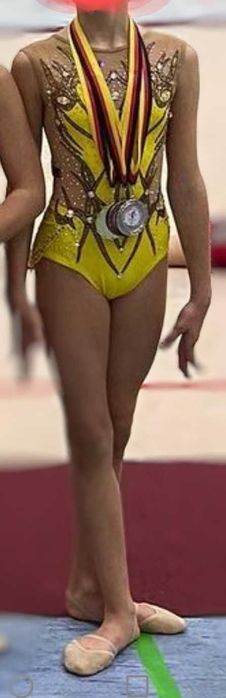 Продавам трика за художествена гимнастика + подарък уреди