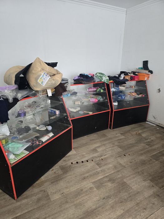 Все полки и ветрины с холодильником по пять тысяч срочно надо освободи