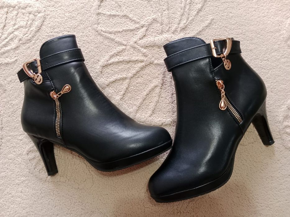 Продам женские сапоги