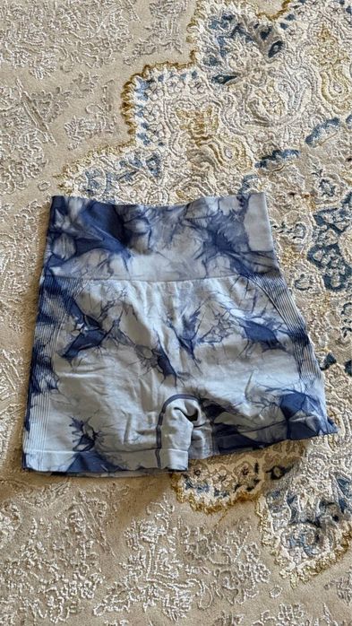 спортивные шорты