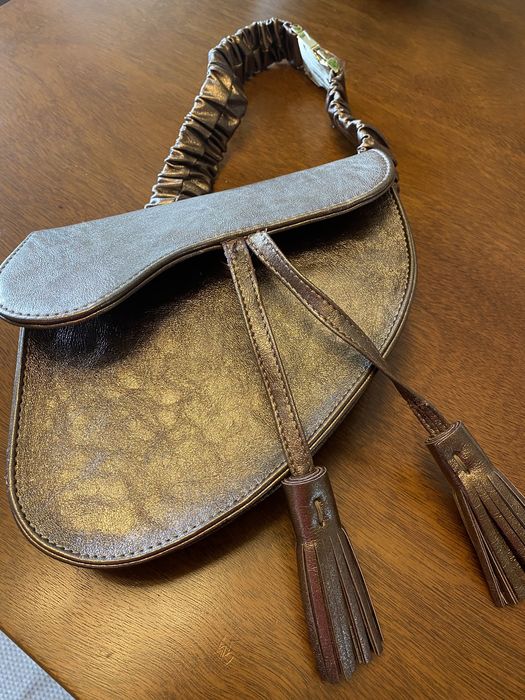 Minigentuta bronz noua cu curea de pus in talie