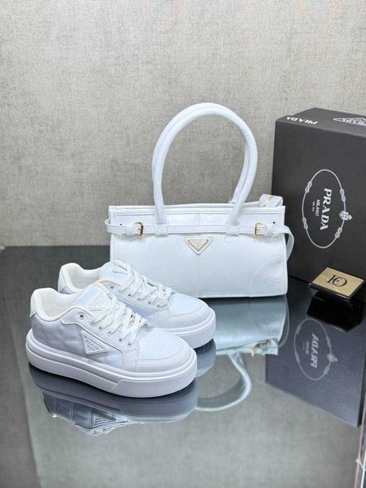 Adidași și geanta la set