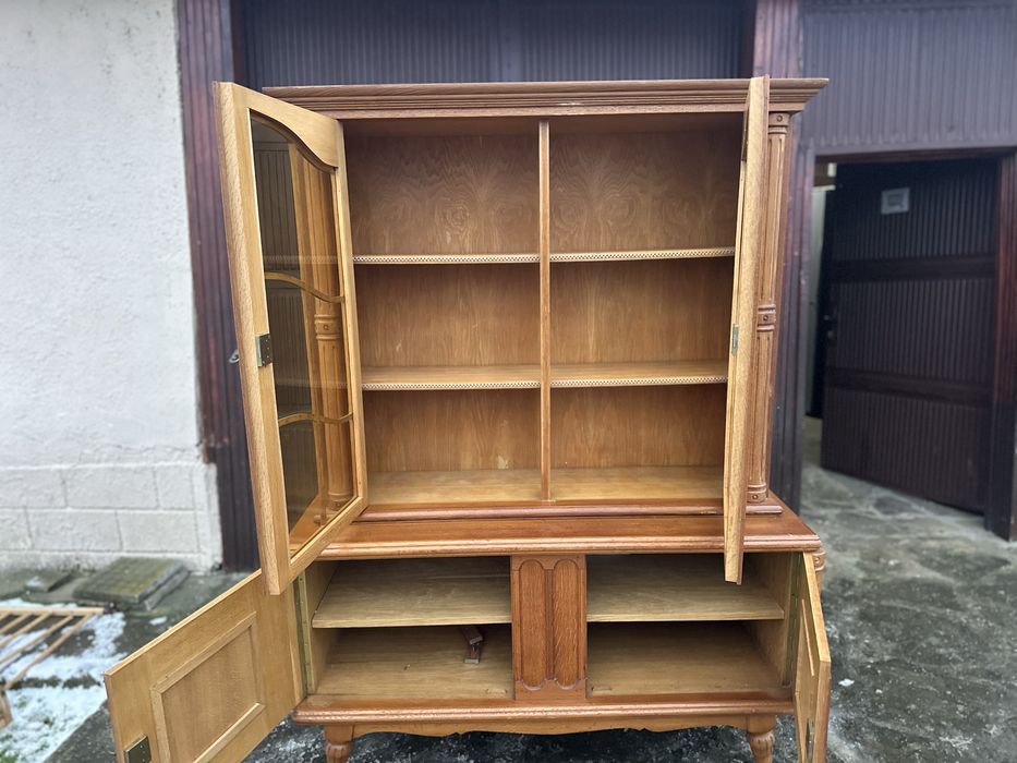 Класическа витрина с шкаф