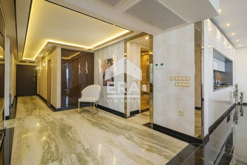 Луксозен многостаен мезонет за продажба в затворен комплекс, на брега