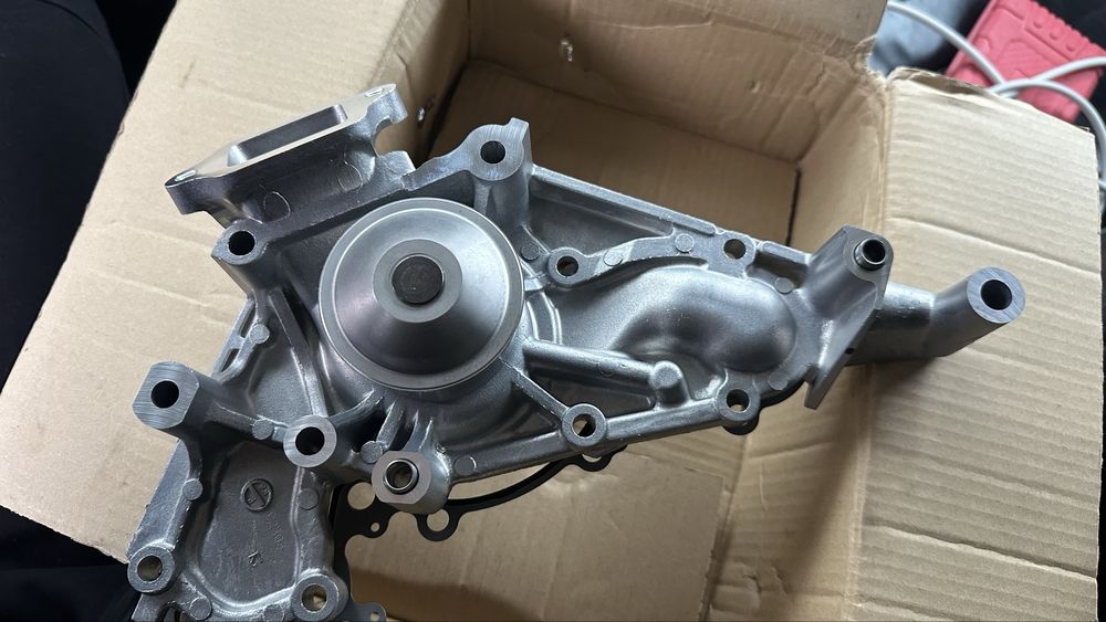 Помпа оригинал на  2uz 3uz lx470