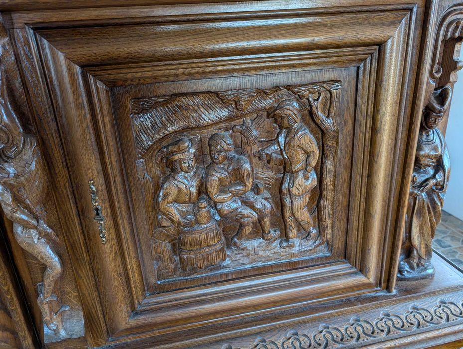 Антикварен массивен дъбов бюфет в стил Неоренесанс