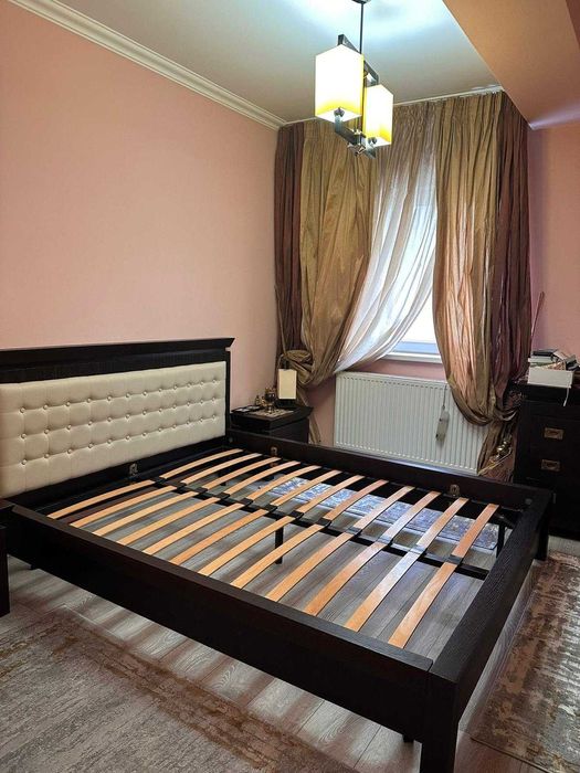 Vând pat dublu cu noptiere, comodă și somieră