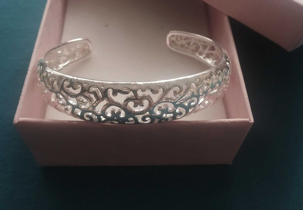 Нова, сребърна гривна. Голям избор от различни модели. Всяка- в кутия.