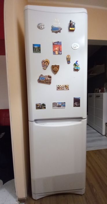 Vând combina Indesit.Stare bună 400 ron negociabil.