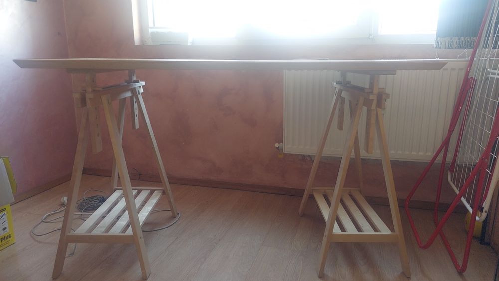 Голямо дървено бюро.