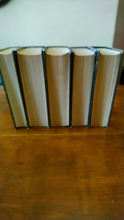 Избрани творби на Чарлс Дикенс в 5 тома.