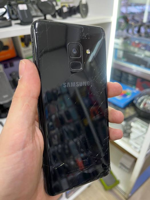 Продам телефон samsung a8 на 32gb