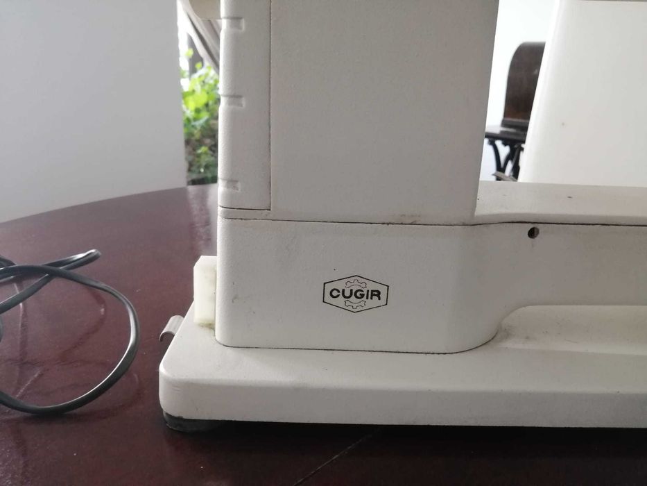 Mașină de cusut electrică Cugir – aproape funcțională