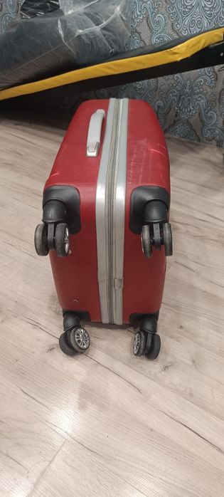 Продам чемоданы большой и маленький
