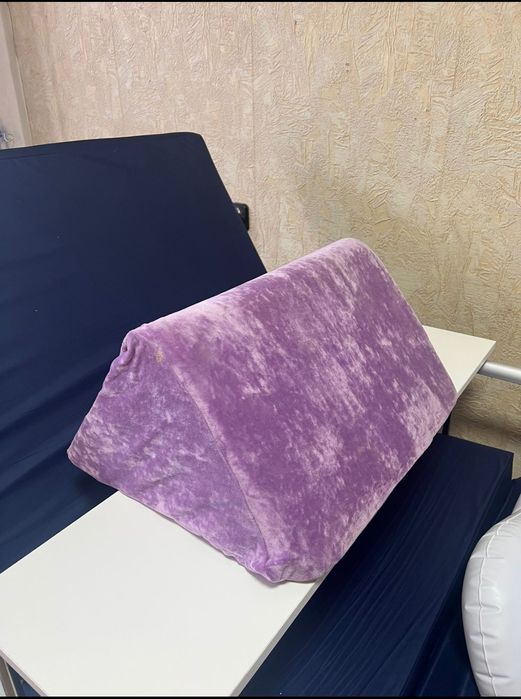 Подушка, подставка.