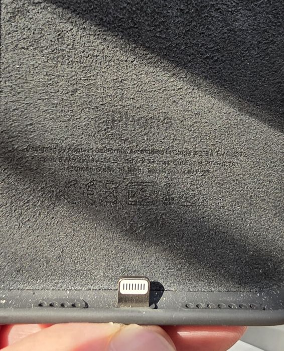 Чехол на айфон с батарейкой.