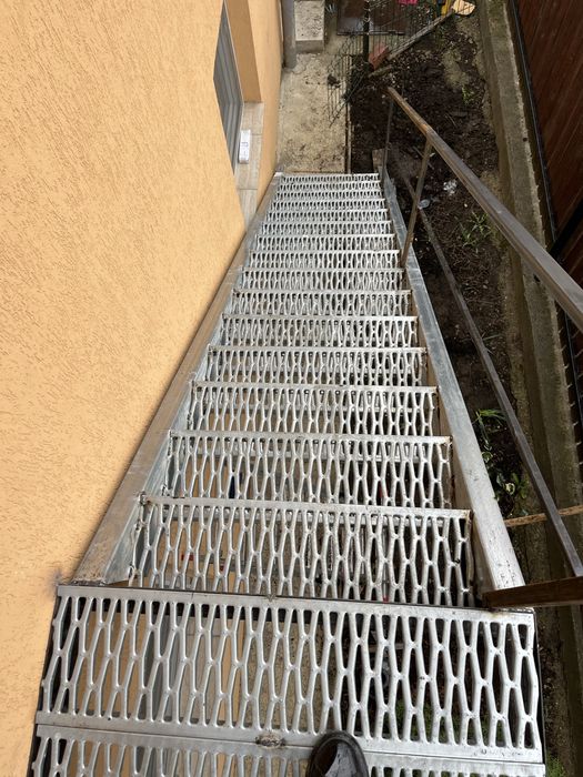 Scări metalice zincate