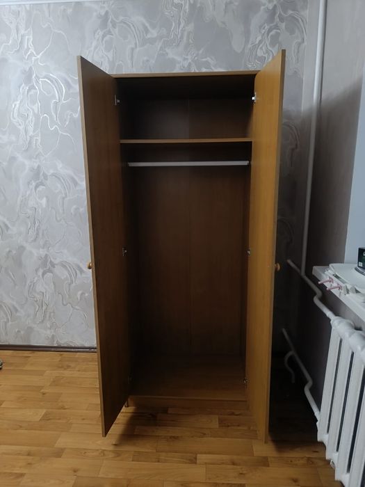 Распашной платной шкаф