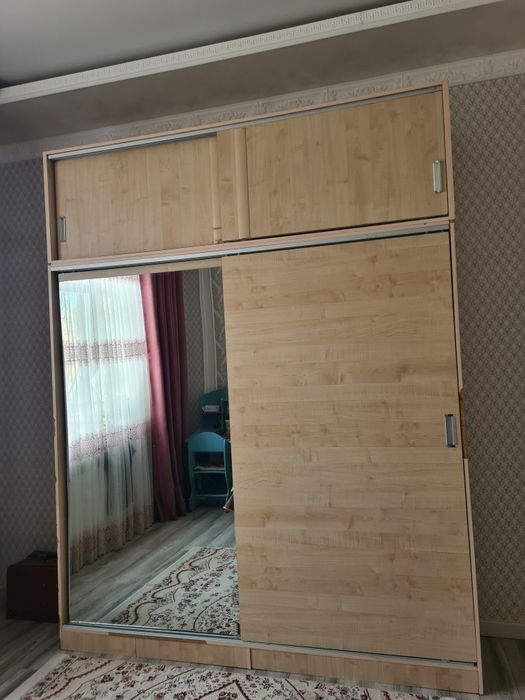 Купейный шкаф с зеркалам.