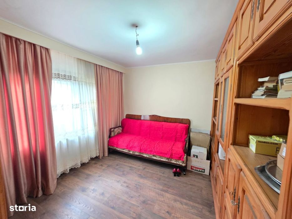 Casă în Horia de cărămidă, zonă centrală, 2.400 mp teren, 4 dormitoare