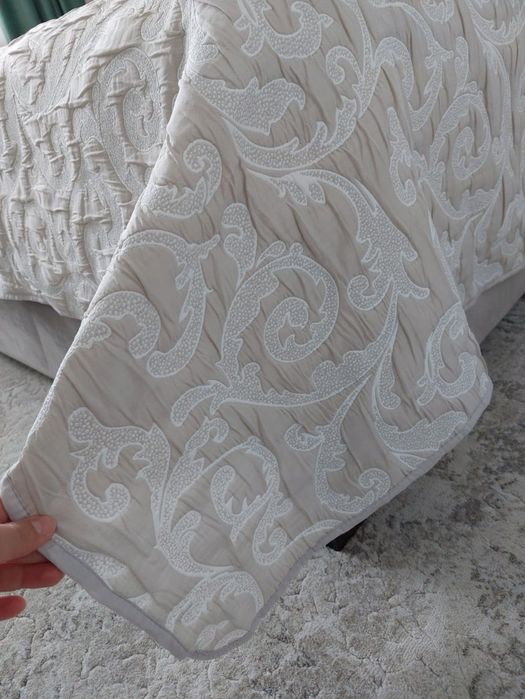 Cuvertura de pat matrimonial + 2 fete de perna