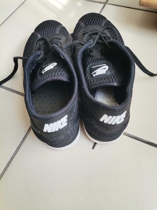 Черни и бели маратонки Nike