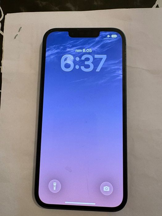 iPhone 13 с два оригинални кейса