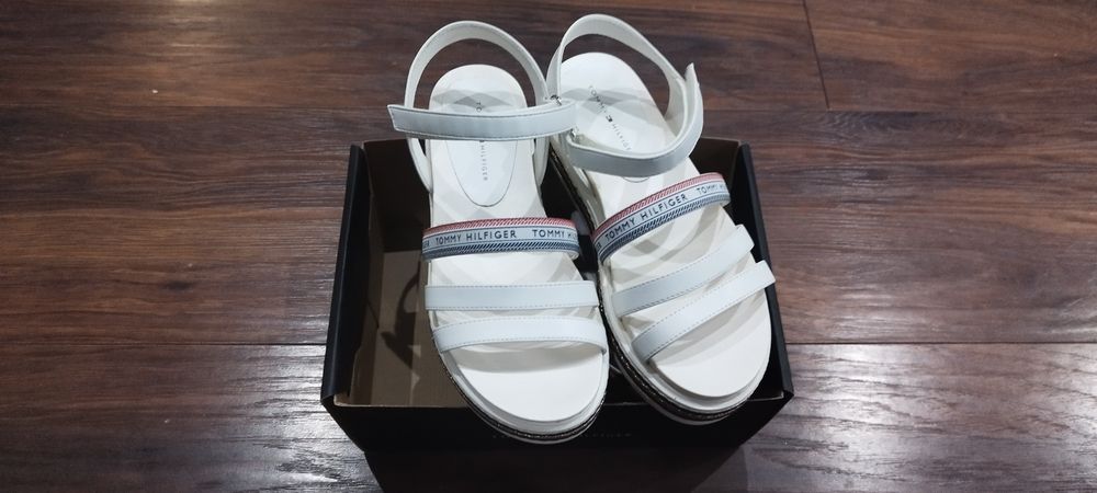 Tommy Hilfiger 33