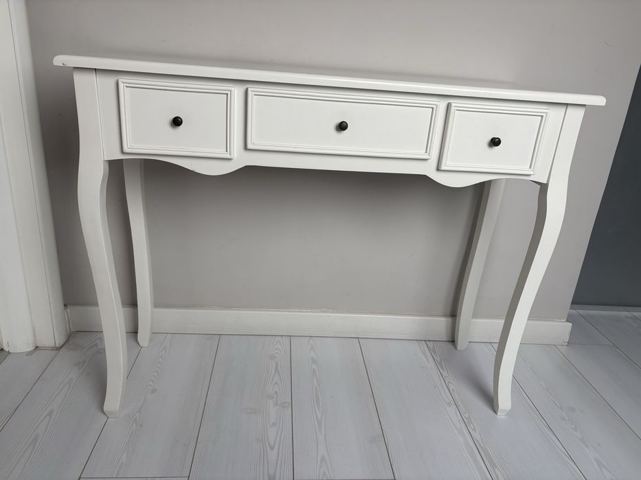 Măsuță de toaletă tip consolă, fină și elegantă