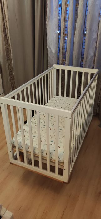 Детская кроватка с маятником