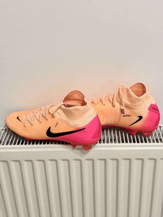 Nike Phantom Luna II Pro FG, професионални бутонки.