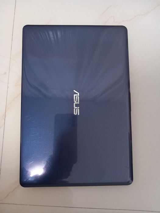 Laptop Asus E203N, 64 GB utilizat de cateva ori, practic este ca si nou.