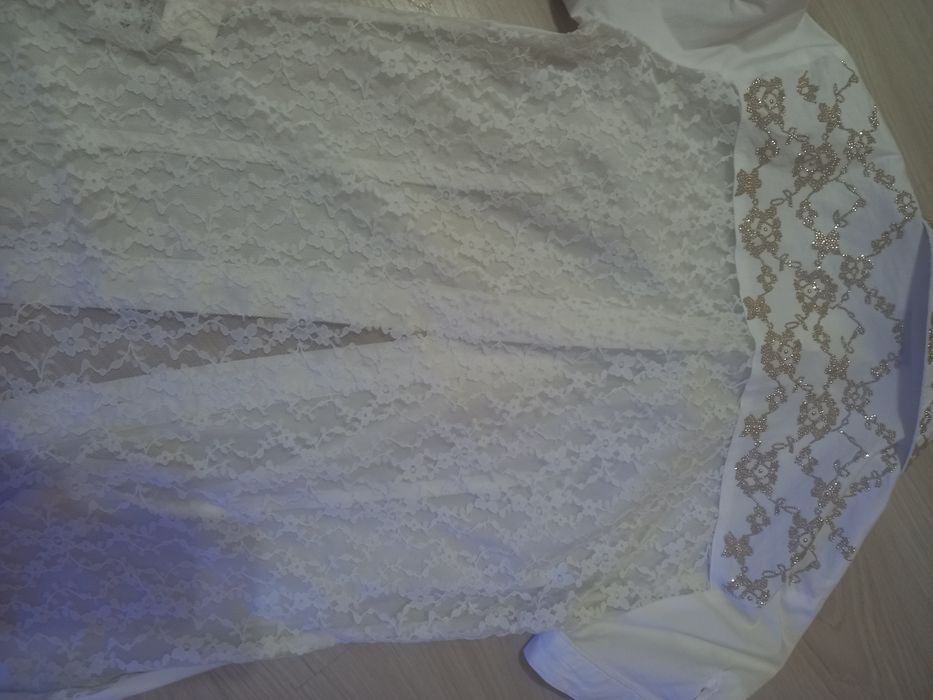 Уникална бяла риза със златисти камъни и прозрачен гръб от дантела