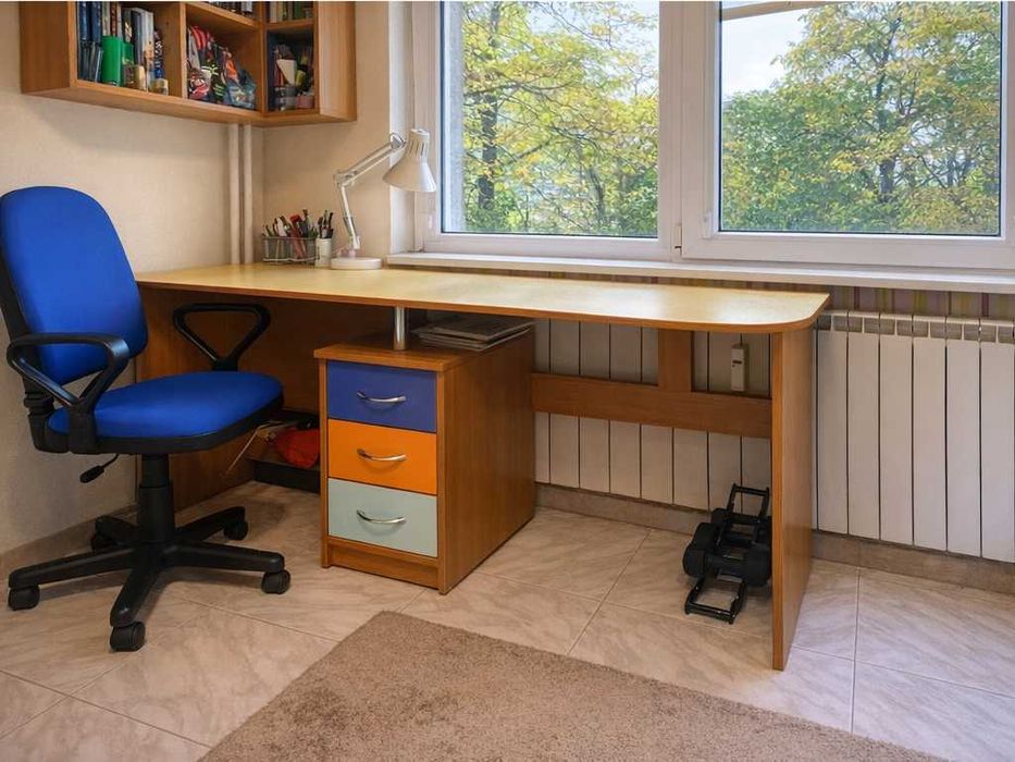 Уникален детски комплект: 3 легла и 2 бюра