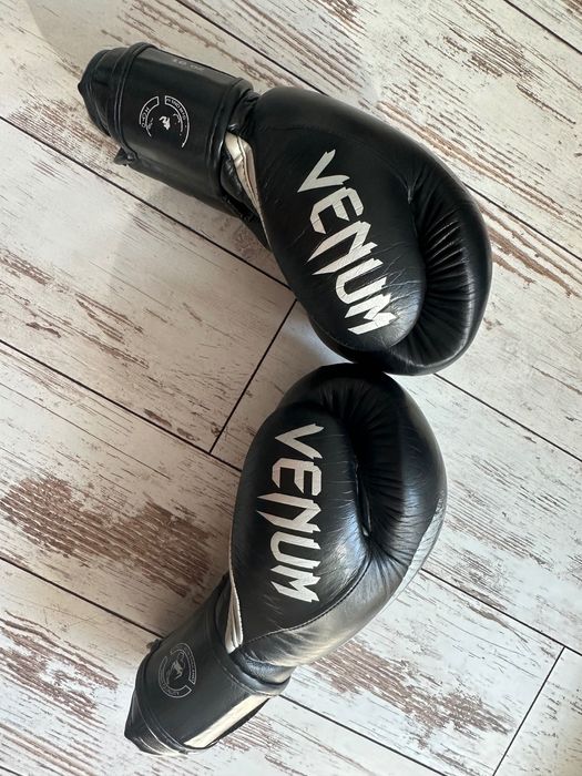 Боксови ръкавици Venum 16oz